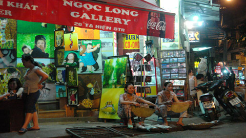 Hà Nội: Phố Tây ngồi xổm và trà đá 'có ga'