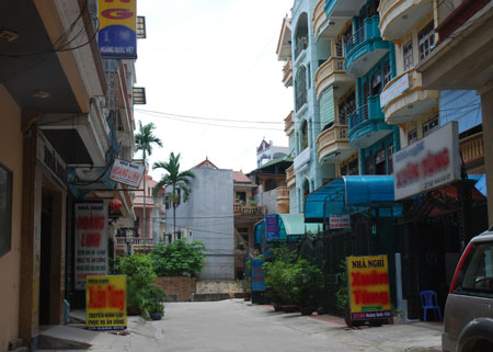 “Ăn ké” Euro: Nhà nghỉ kín phòng, học hộ đắt khách