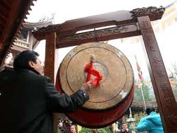 Nguồn gốc thành ngữ Đánh trống bỏ dùi