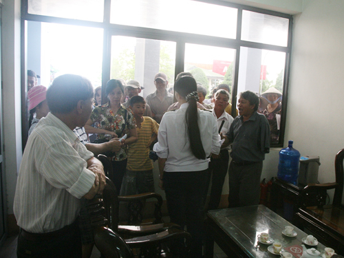 Hàng ngàn du khách kẹt ở cảng Bãi Cháy