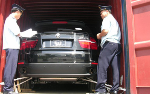 Hàng trăm ô tô sang của Việt kiều mắc kẹt ở cảng