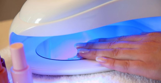 Báo chí Ba Lan cảnh báo sơn móng tay hybryd phơi đèn UV gây ung thư da