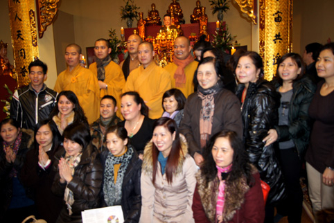 Lễ Thượng nguyên Phật lịch 2555, dương lịch 2012 tại chùa Thiên Việt, Warszawa, Ba Lan.