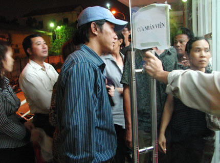 Chen nhau đăng ký mua chung cư ở Hà Nội