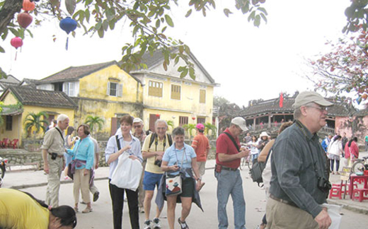 Khách giảm, du lịch trì trệ