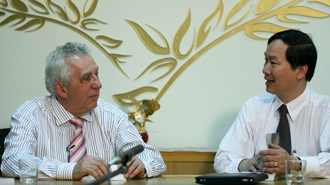 Khi nước lớn làm điều mờ ám sau lưng nước nhỏ