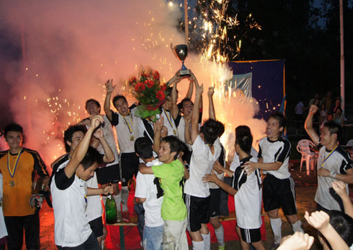 Bế mạc giải bóng đá Cộng dồng hè 2010, CLB Tuổi trẻ bảo vệ thành công cúp vô địch