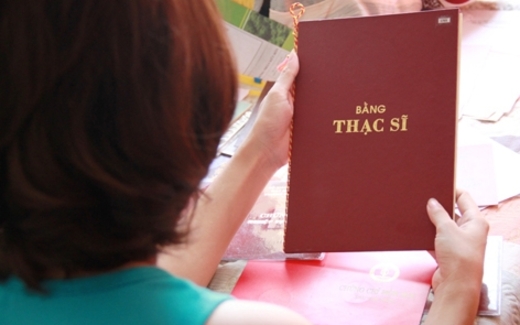 Thạc sĩ trông quán cà phê, phụ xe...