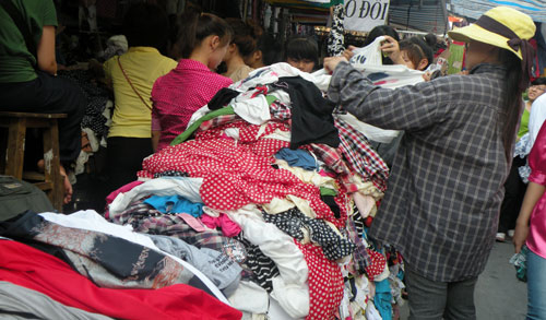 Vì miếng ăn, đua 'xẻ thịt' vỉa hè về đêm