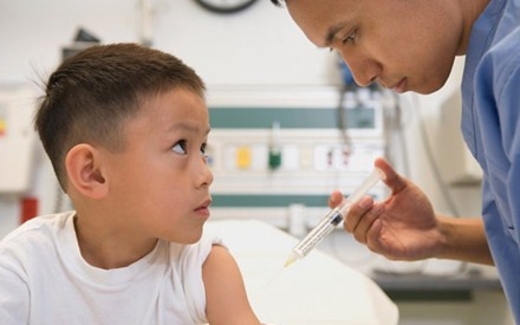 Từ câu chuyện vaccine nghĩ về trách nhiệm trước dân