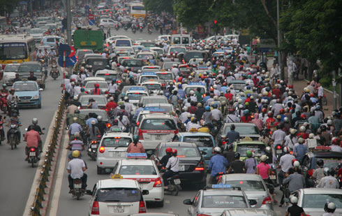 'Nên hạn chế ôtô, sau đó mới đến xe máy'