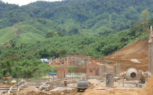 "Treo" đập nước trên đầu dân