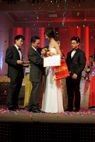 Trao đối với anh Trần Anh Tuấn_Trưởng Ban tổ chức cuộc thi „Người đẹp thanh lịch CĐVN tại Ba Lan 2012”