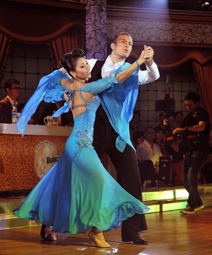 Bước nhảy Hoàn vũ - "Tò vò mà nuôi con nhện!"