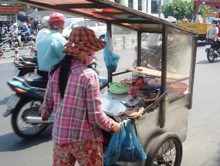 “Đốt mình” giữa nắng nóng Sài Gòn