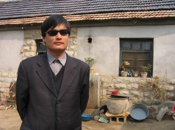 Gương dũng cảm của Luật sư mù Trần Quang Thành trước bạo lực tại Trung Quốc