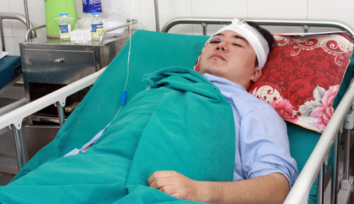 Nạn nhân vụ xe khách lao vực: 'Chúng tôi bay trên không trung rồi rơi xuống'