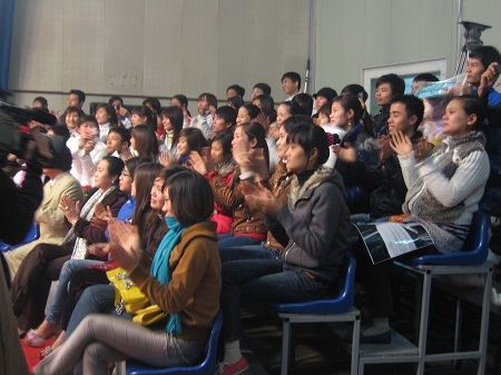 Nghề "cười mỏi miệng, vỗ tay luôn luôn"