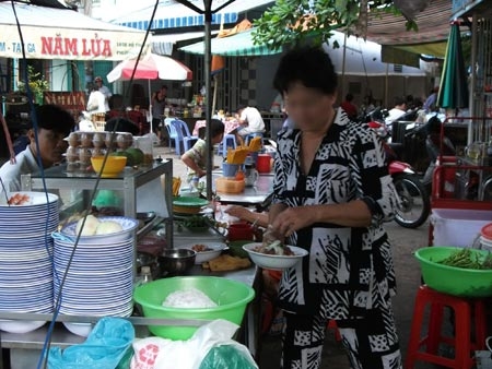 Hãi hùng quán ăn trong chợ