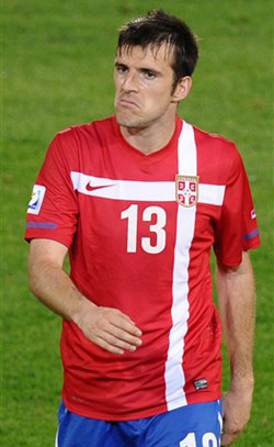 Ghana may mắn giành trọn ba điểm ngày ra quân