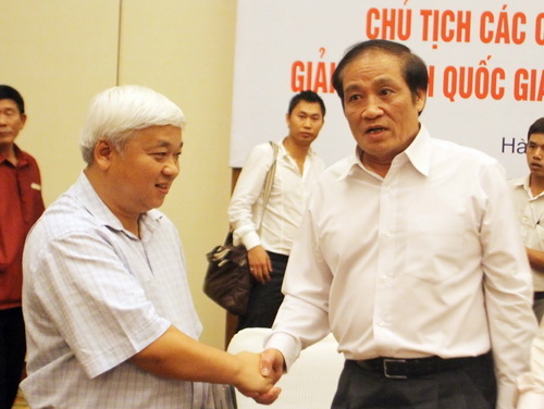 Giải cứu đứa con bóng đá