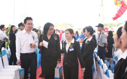 Ngồi trong mây ra nghị định trên trời...