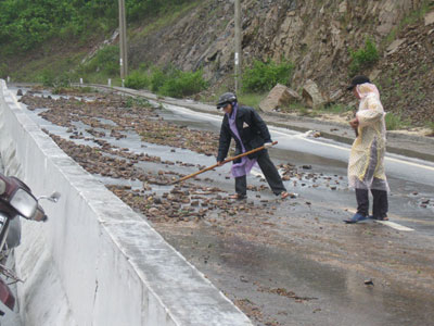 Mưa lũ tiếp tục diễn biến phức tạp ở Nam Trung bộ