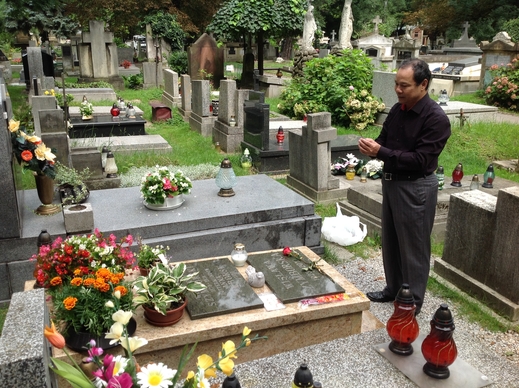 Bên mộ Wisława Szymborska