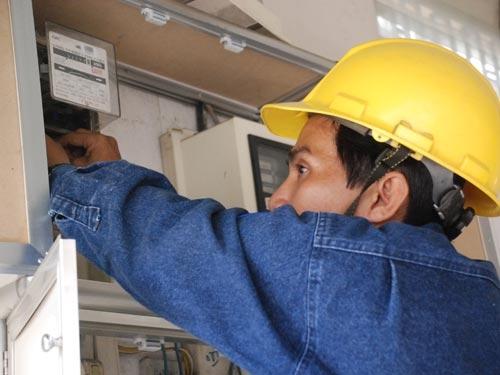EVN lỗ 8.000 tỉ đồng: “Thượng đế” phải gánh