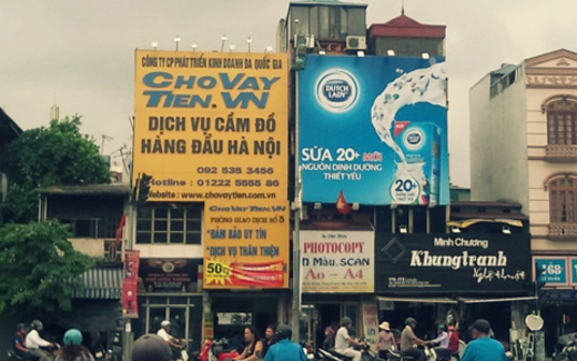 Tín dụng lãi cắt cổ 55% cũng tung khuyến mại câu khách