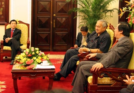 Nghị sĩ Mỹ gốc Việt đầu tiên đến Hà Nội