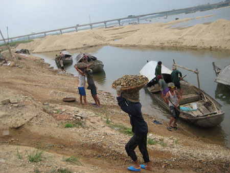 Xóm vạn đò nhọc nhằn mùa sông cạn
