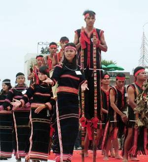 Người Jarai chơi đố