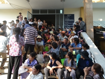 Chờ 3 tiếng, khám 30 giây