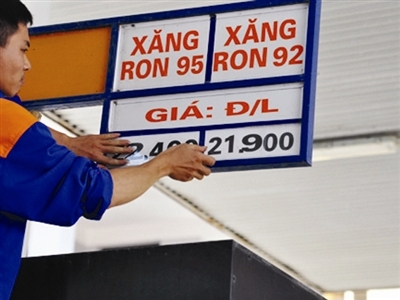 'Bắt tay' tăng giá xăng dầu?