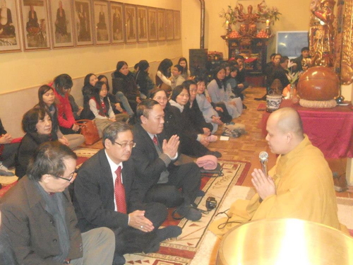 BÀ CON YÊU KÍNH ĐẠO PHẬT Ở  BALAN CHÀO ĐÓN NĂM MỚI 2013 TẠI CHÙA NHÂN HÒA WARSZAWA