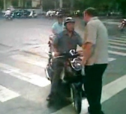 Người Việt từ internet, ông Tây sốt sắng thế thiên hành đạo