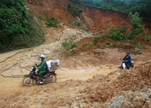 Cả làng tan hoang vì núi lở