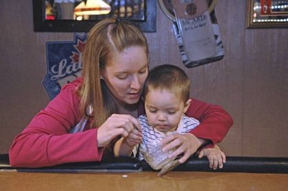 23 tháng tuổi chơi bi-a siêu đẳng