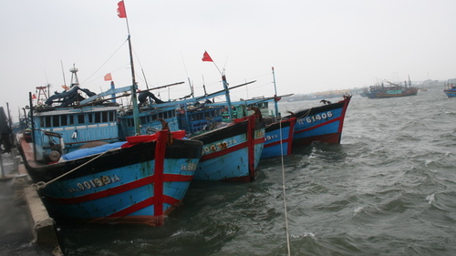 Ảnh hưởng bão số 2: nhiều tàu cá chìm trên biển