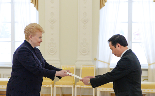 Đại sứ Phạm Kiến Thiết trình ủy nhiệm thư lên Tổng thống Lít – va