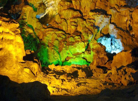 Động Thiên Cung rực rỡ sắc màu