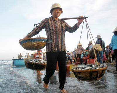 Gánh cá “nuôi chữ” cho con