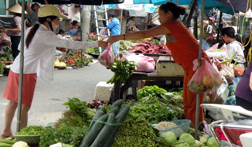 'Bắt sóng' giá xăng, giá thực phẩm 'leo thang'