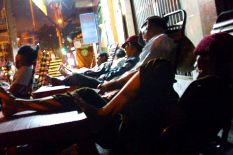 10.000 đồng mua chỗ ngủ đêm ở vỉa hè Sài Gòn