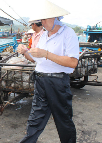 Thương lái Trung Quốc đổ đến Nha Trang thu mua cá tươi