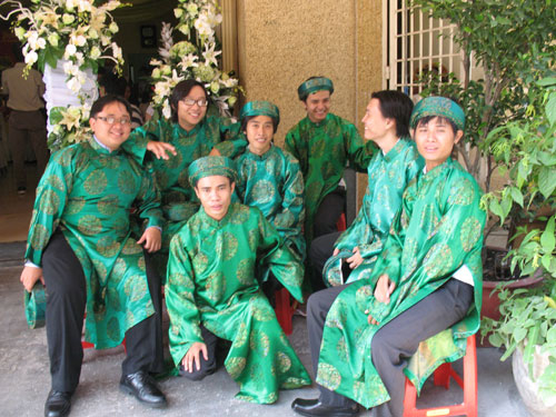 Cho thuê hai họ để làm... đám cưới