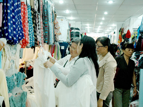 Quần áo Trung Quốc tràn ngập thị trường