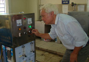 “Ông già Ozon” và các chuyên gia đối nhau chan chát