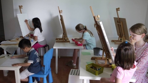 Thăm xưởng vẽ của họa sĩ Lợi Hồng Diệp.